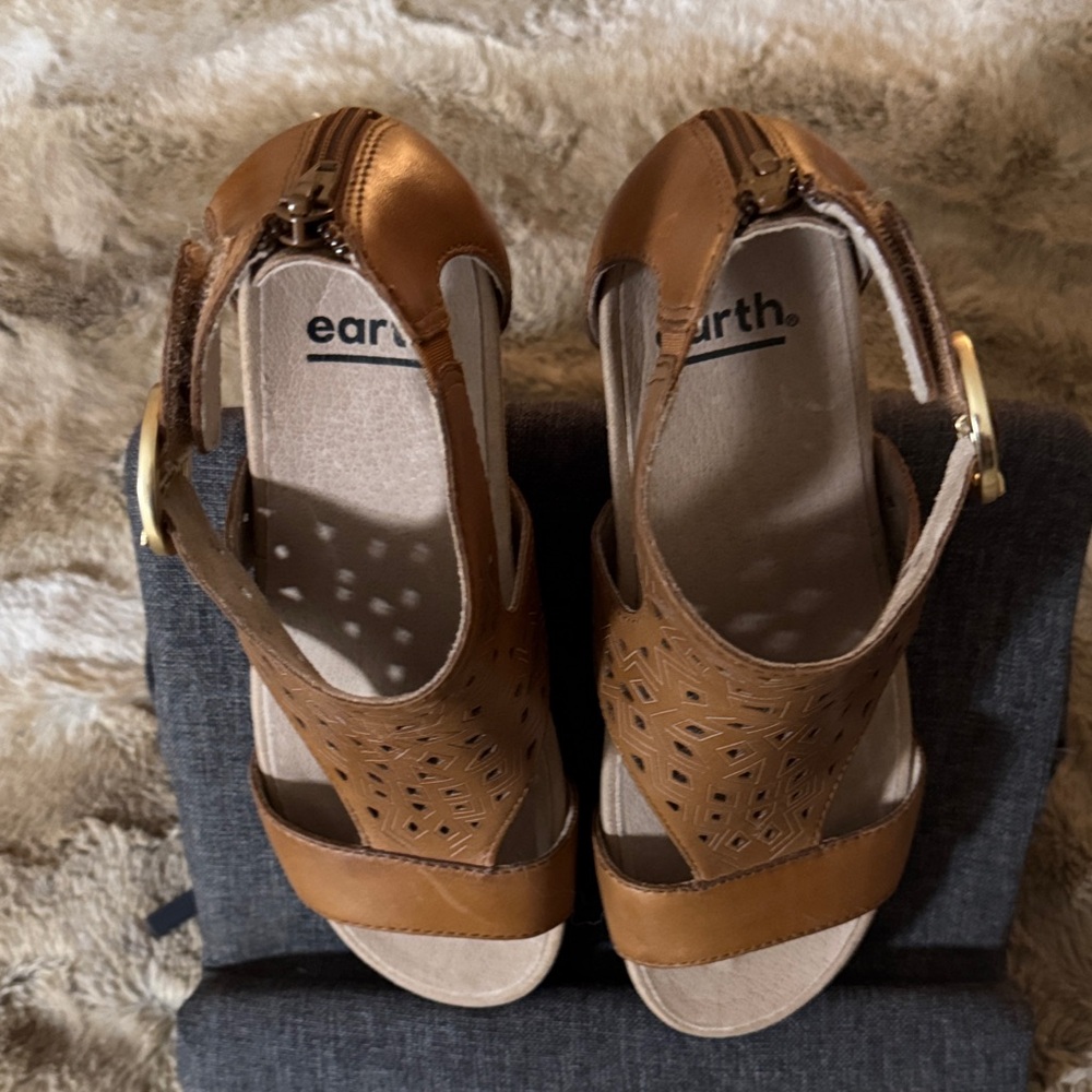 Earth Tan Leather Sandals with Cutout Pattern - 6.5 - Picture 4 of 4
